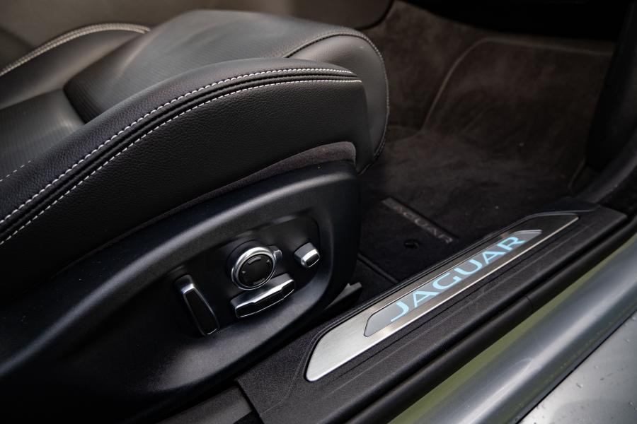 Детали интерьера Jaguar XE P250 SE R-Dynamic 2019 года  (WW) (фото 16 из 17)